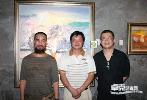 曾晓辉院长(中)、ART64馆长李伟广(右)、艺术家董一点(左)一同出席"闲情夏日"油画展