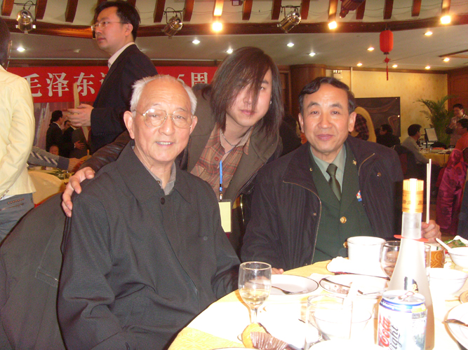 中央保健局局长——王敏清（左）  中国军事科学院军建部副部长——杨春长（右）