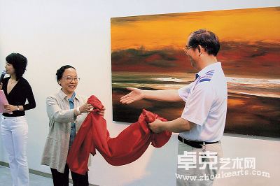 著名画家王玉珏先生与广州大学副校长龙少峰先生为高大钢个人画展揭幕