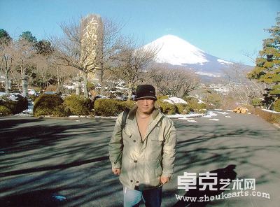 高大钢在日本富士山下