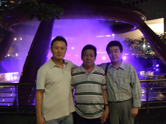 傅强教授（右一）和新加坡工艺美术大师陈兆荣先生（中）新加坡著名陶瓷艺术家陈德兴先生（左）合影