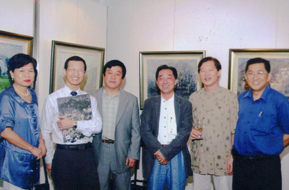 傅强和台湾驻新加坡代表何登煌先生（左二）好望角经理赵振强（右三）新加坡盛艺公司经理林永雄等合影