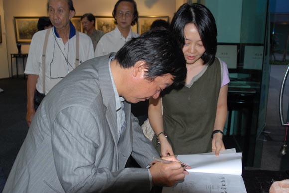 傅强教授在新加坡个人画展上签名赠书