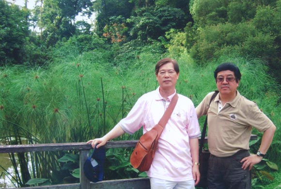 傅强教授在新加坡和台湾官林艺术公司总经理林正丰先生游览美景