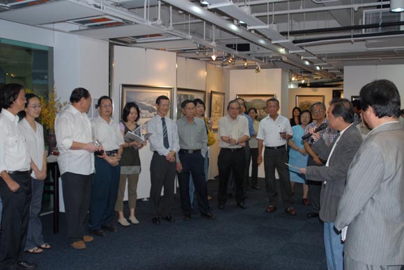 2008年5月傅强在新加坡举办个人画展，开幕式上好望角画廊经理赵振强先生在作画展介绍