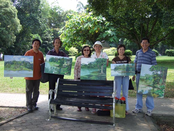 傅强在新加坡举办个人画展期间和新加坡著名画家陈子凯先生（左二）以及南洋艺术学院教师们进行风景写生
