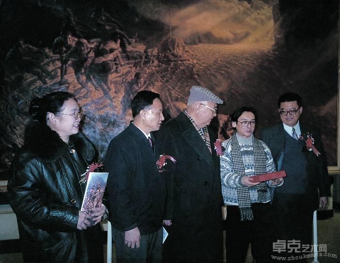 王光英先生给画家的三峡纤夫油画颁奖