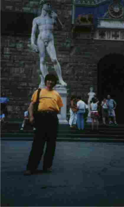 在佛罗伦萨《大卫》雕像前