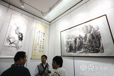 图为：书画名家的真迹吸引了众多游客欣赏