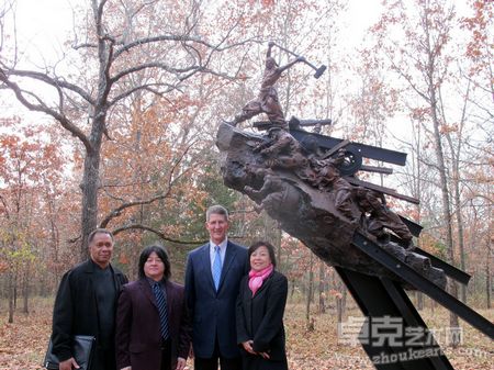 作者及夫人与市长在雕塑前合照