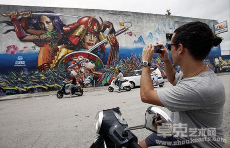 迈阿密当地居民在温尼伍德艺术区拍下这里的涂鸦墙。8年前，温尼伍德只有4家画廊，而今已增加到45家。