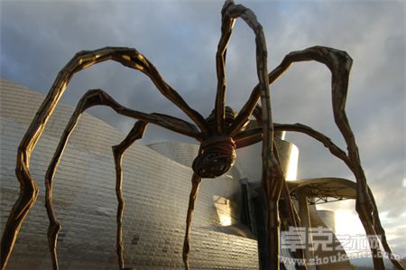 灵感来自路易斯-布尔乔亚的蜘蛛雕塑 