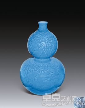 	清·乾隆 天蓝釉暗八仙纹葫芦瓶   预估价：3,000,000-5,000,000