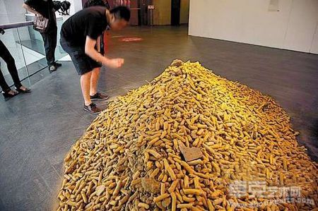 “金狗屎”使用广东本地材料进行图案制作，暗讽某奢侈品牌