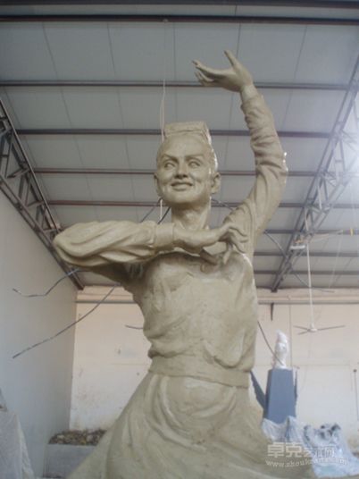 新疆库车维族少女雕像高3.5米