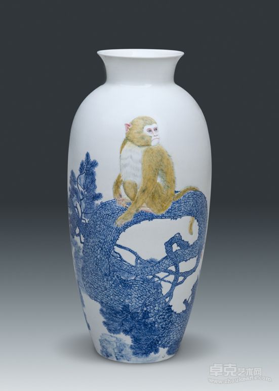 《松猴》浮雕釉下彩花瓶43.5X21CM