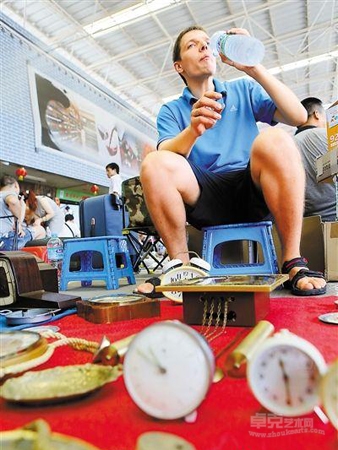 德国藏家在深圳古玩市场摆地摊