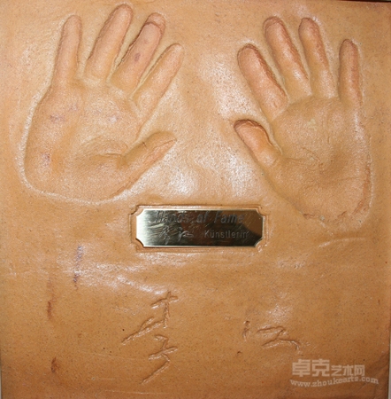 第一位中国画家（李江）的手模安放在德国