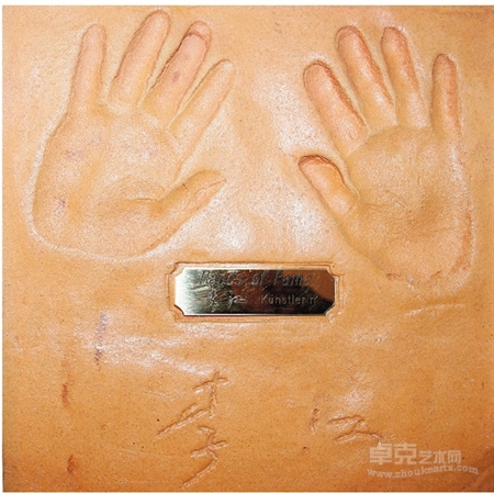 第一位中国画家李江的手模安放在德国