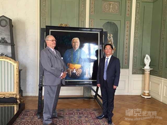 丹麦女王及亲王日前在丹麦王宫亲切接见中国漆画艺术家范福安先生