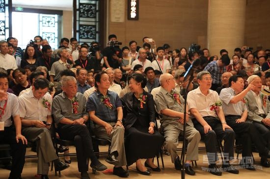 鲍志强紫砂艺术展在中国美术馆开幕