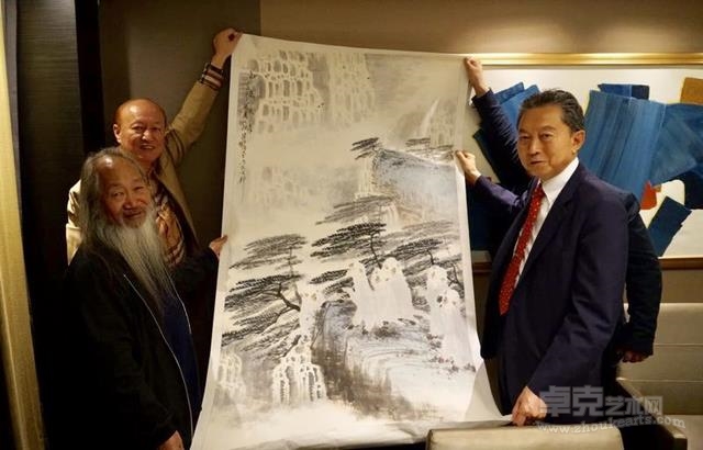 日本前首相鸠山由纪夫亲切接见中国画家徐培晨、李俊